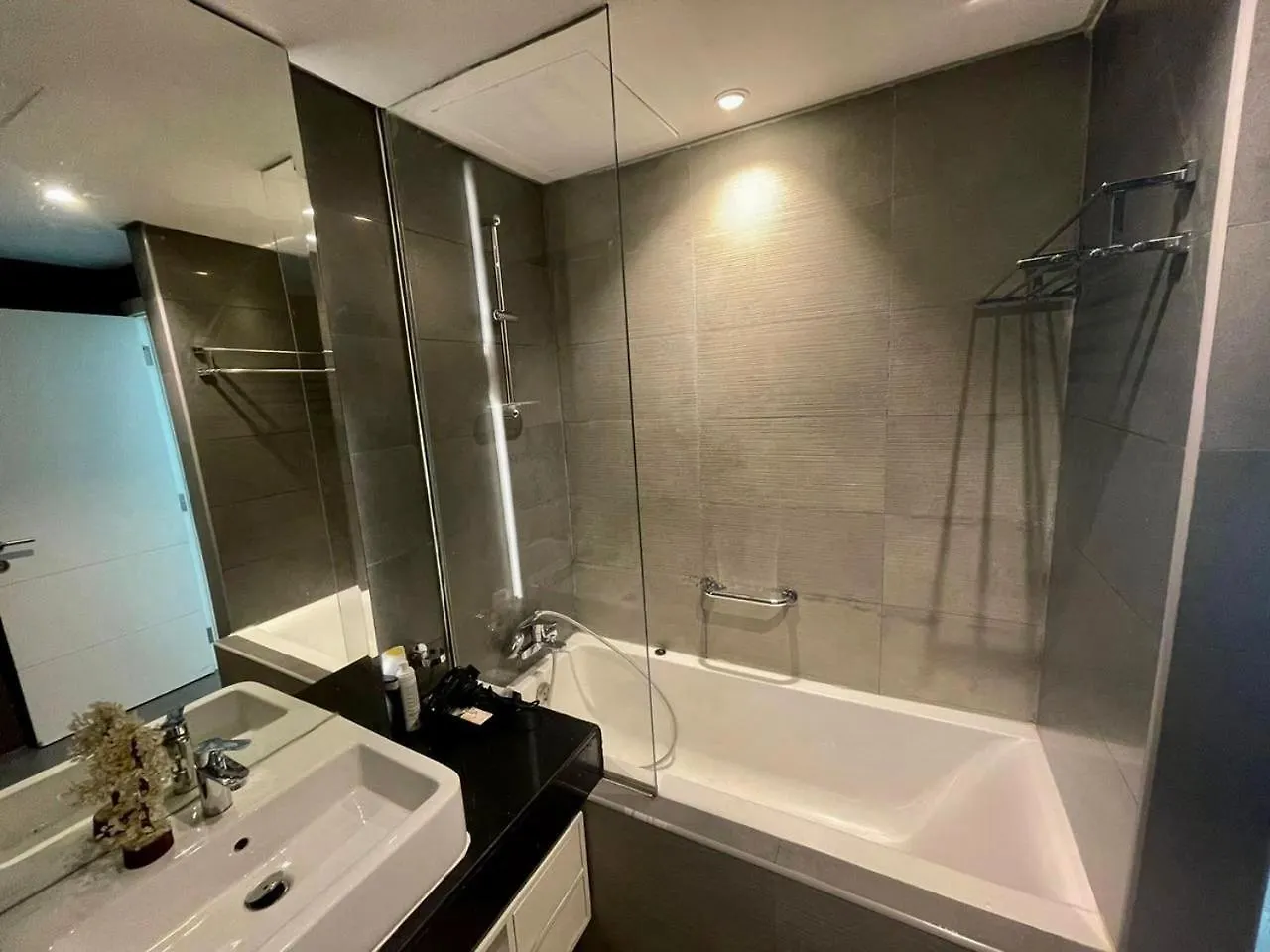 Damac Canal Views Building Dubai United Arab Emirates
